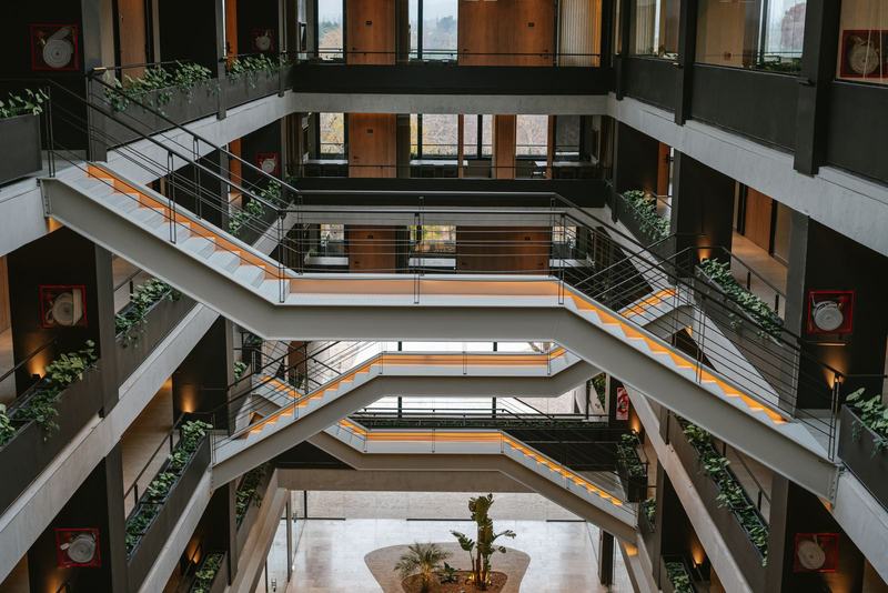 Atrio central de Foresta con escaleras y jardineras en cada piso