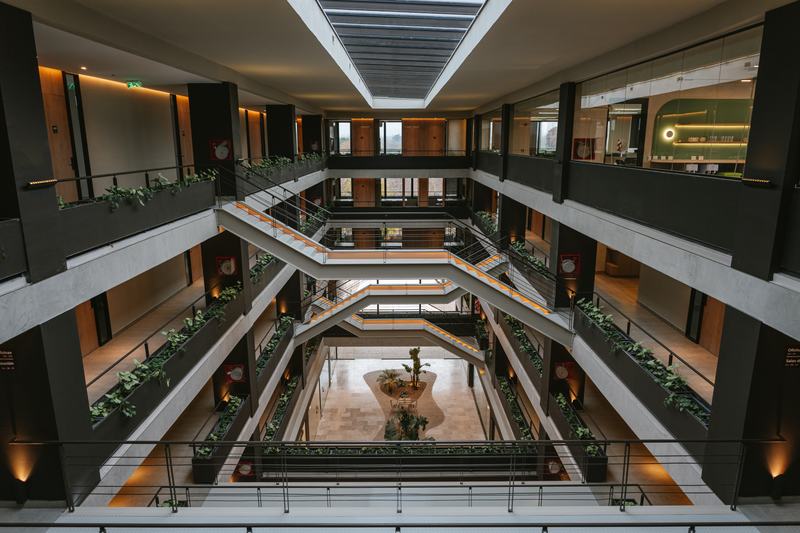 Vista del atrio y los pisos de oficinas de Foresta