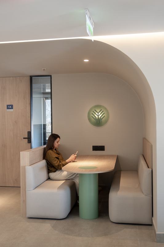 Box para reuniones informales junto a las oficinas