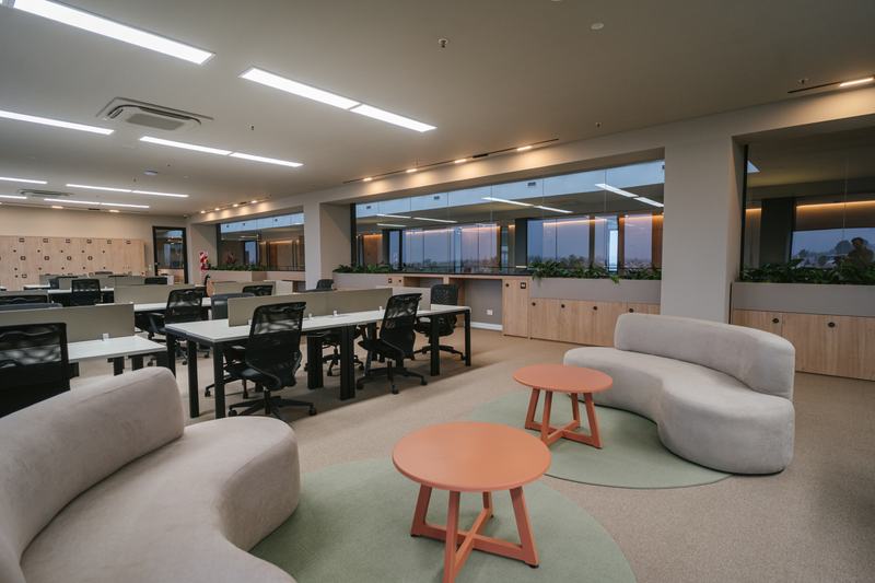 Living del cowork de Foresta con sillones y mesas auxiliares