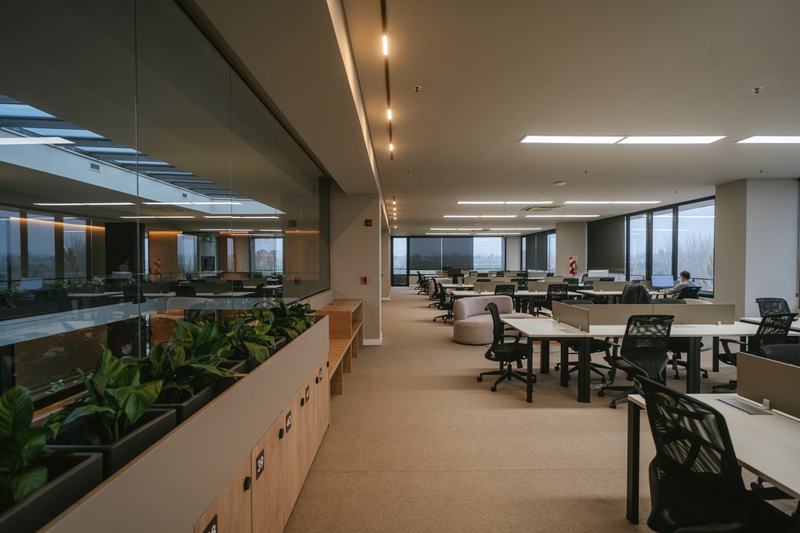 Planta del cowork de Foresta con escritorios y jardineras