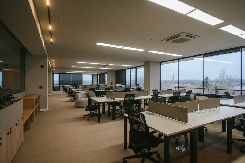 Escritorios del cowork de Foresta con ventanales y vista a Maipú