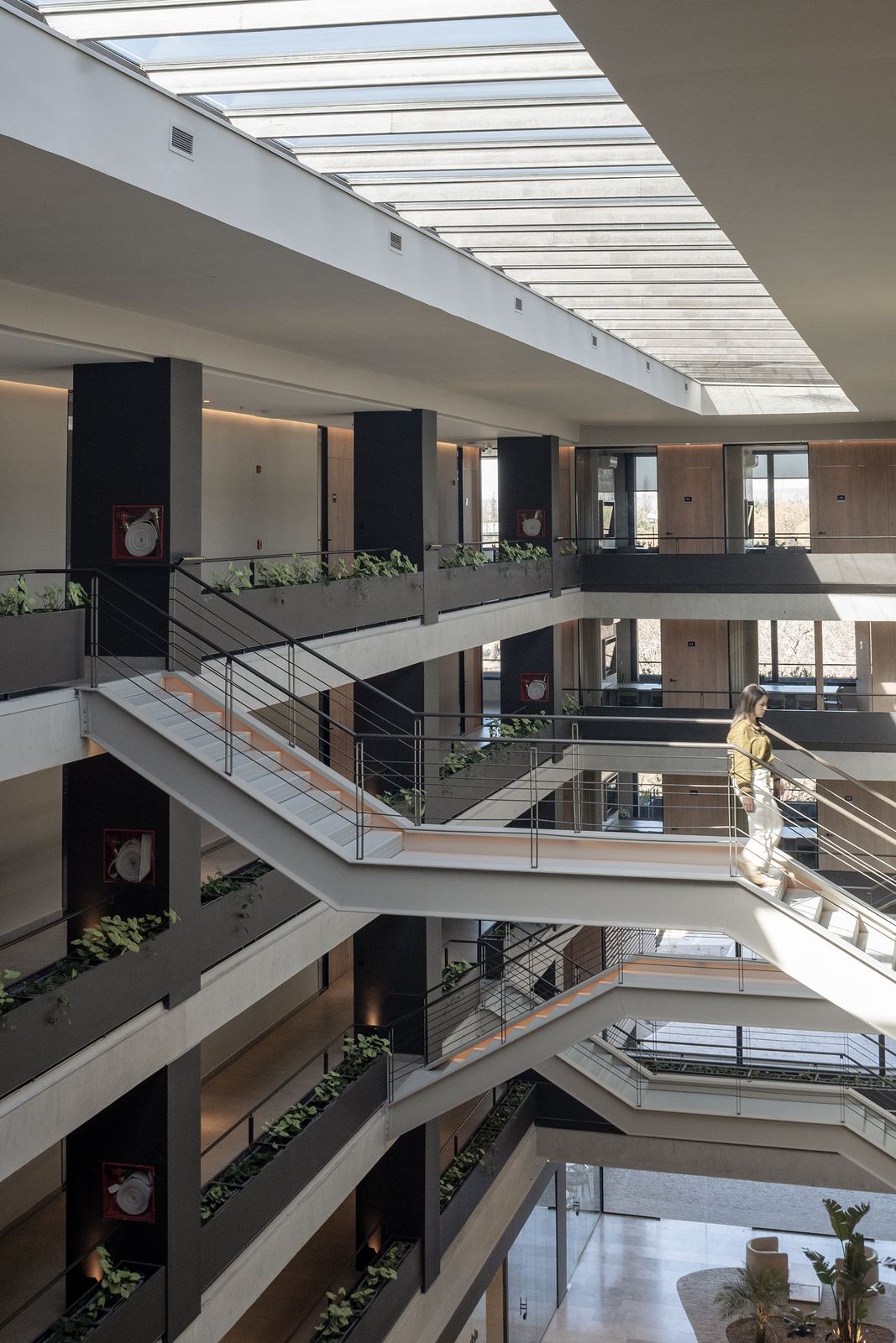Escaleras del atrio de Foresta, edificio de oficinas corporativas en Maipú