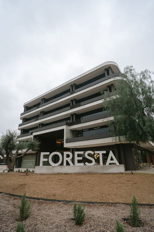 Fachada del edificio Foresta, oficinas corporativas en Maipú, Mendoza