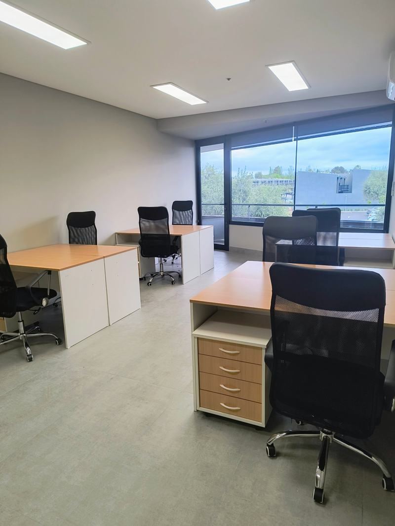 Oficina privada en Foresta equipada con escritorios y ventanal