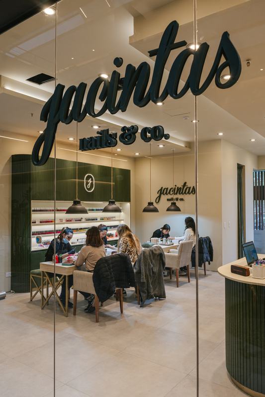 Jacintas Nails & Co. atendiendo en la plaza comercial de Foresta