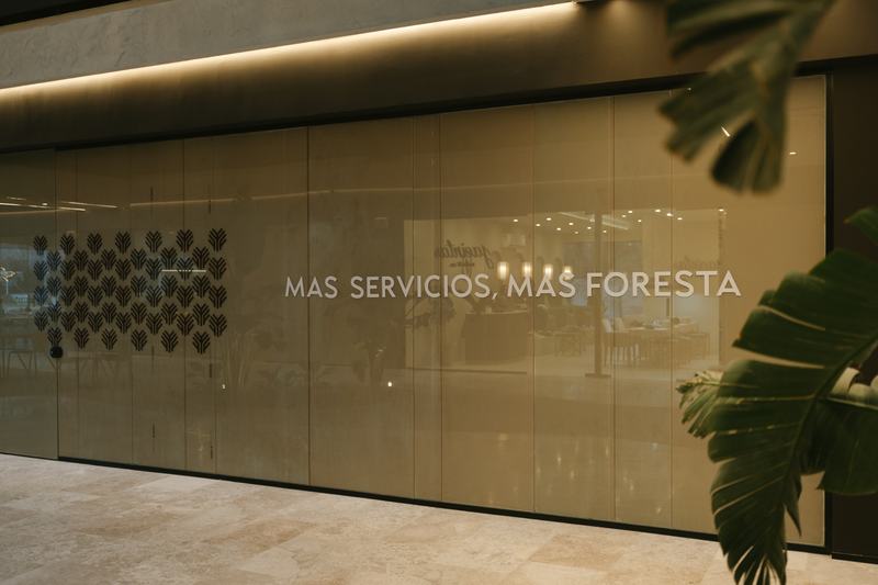 Local disponible en la plaza comercial de Foresta, con la frase Más servicios, más Foresta
