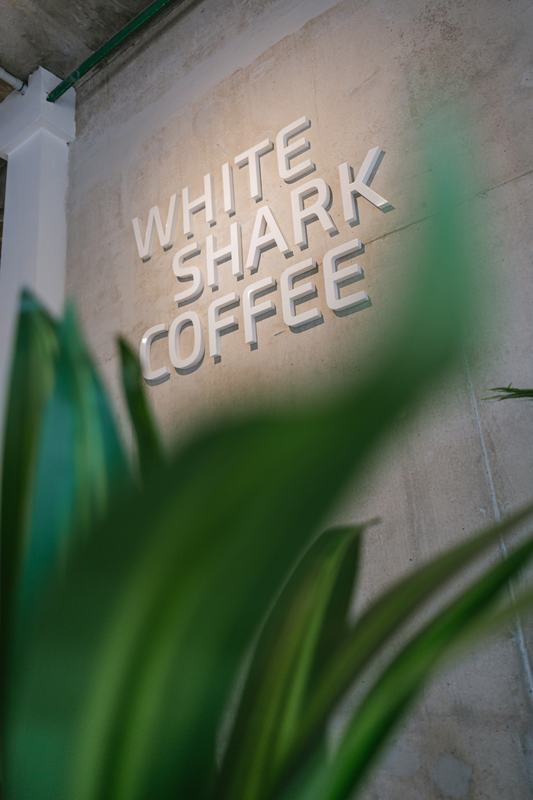 Cartel de White Shark Coffee en la plaza comercial de Foresta
