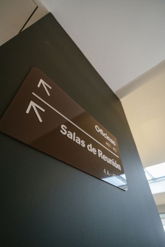 Señalética de oficinas y salas de reunión en Foresta